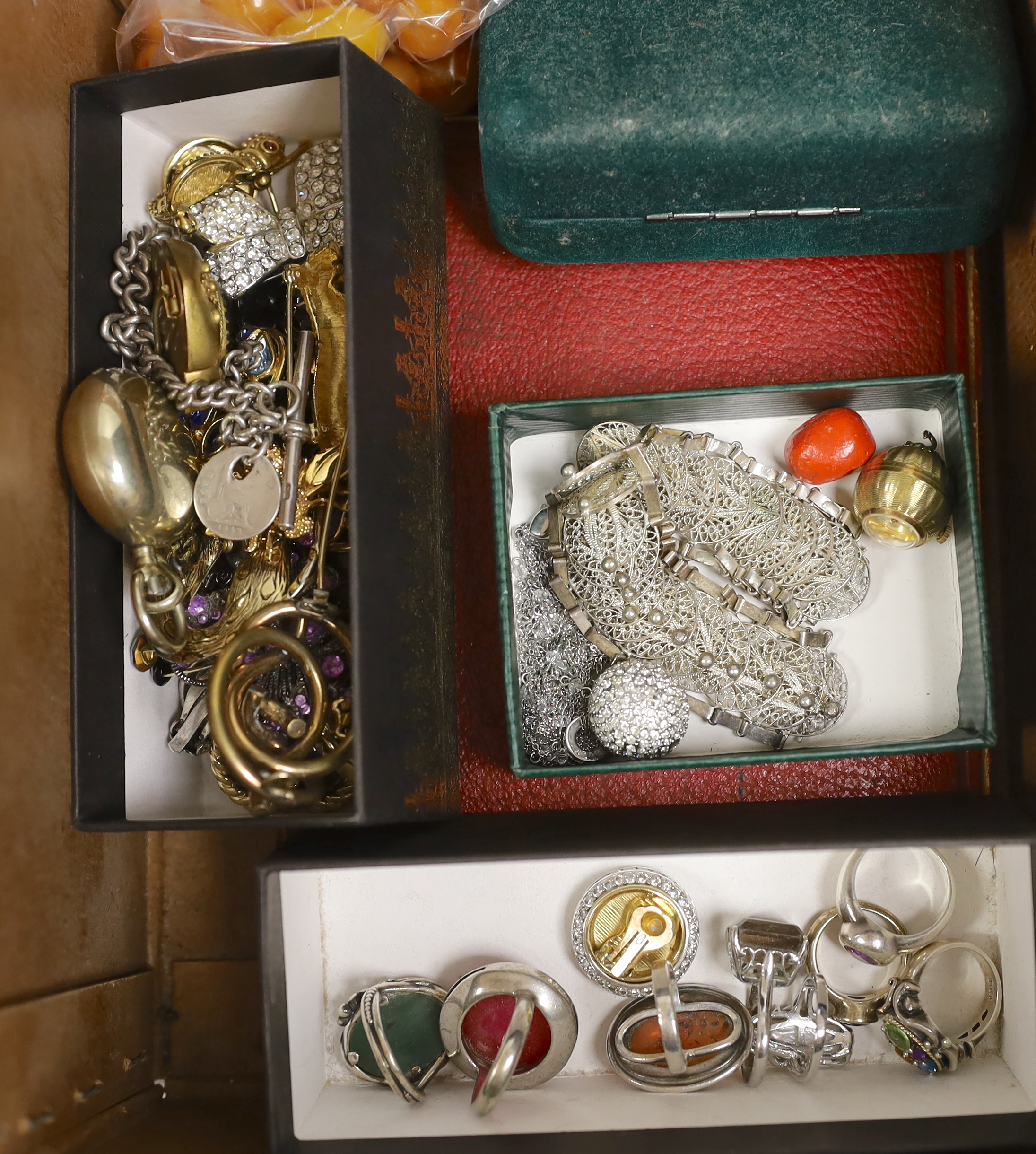 A quantity of mixed costume jewellery, including rings, necklaces, etc.